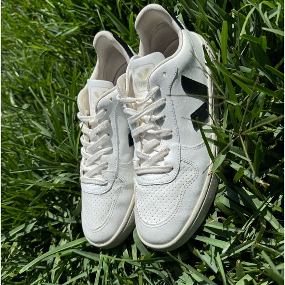 VEJA V-10 Sneakers as seen on Meghan Markle fits women 11.5  men size 10 unisex - Picture 11 of 16